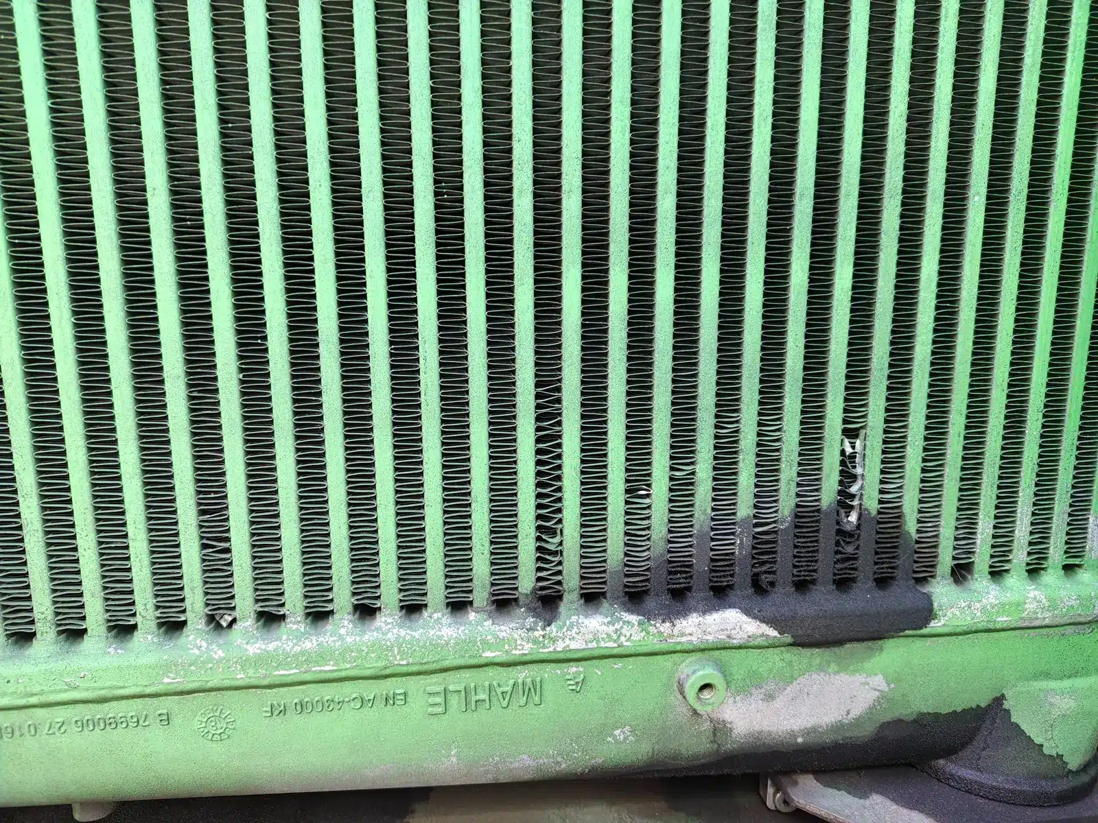 Radiador de autocar Madrid contaminado por aceite y polvo