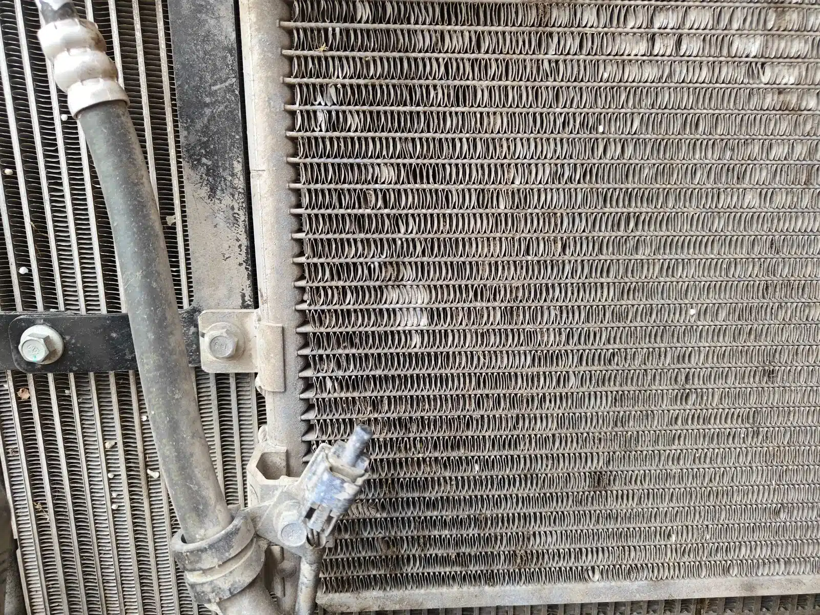 Radiador de maquinaria agrícola obstruido antes de la limpieza