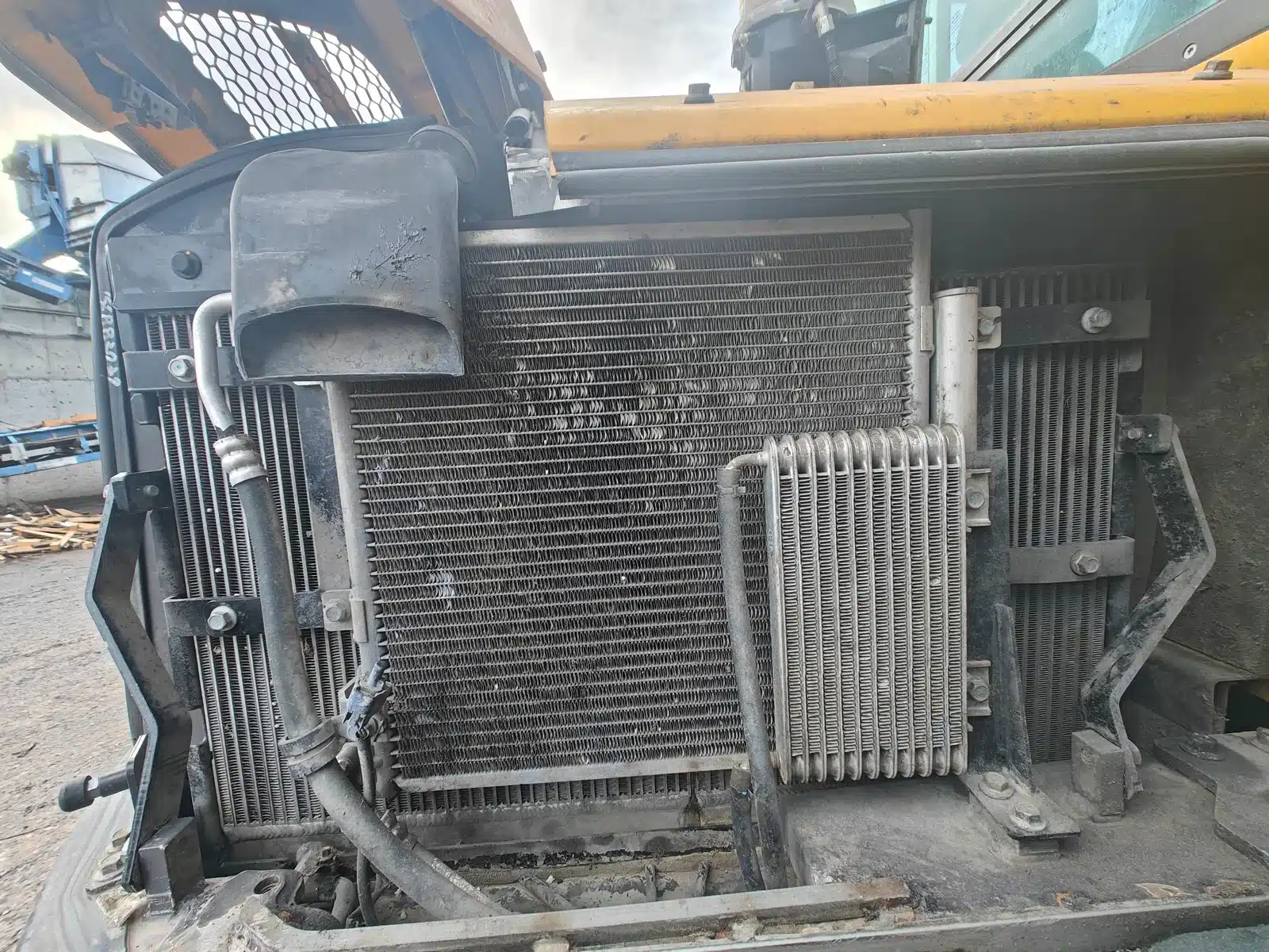 Detalle de radiador de maquinaria agrícola con suciedad severa