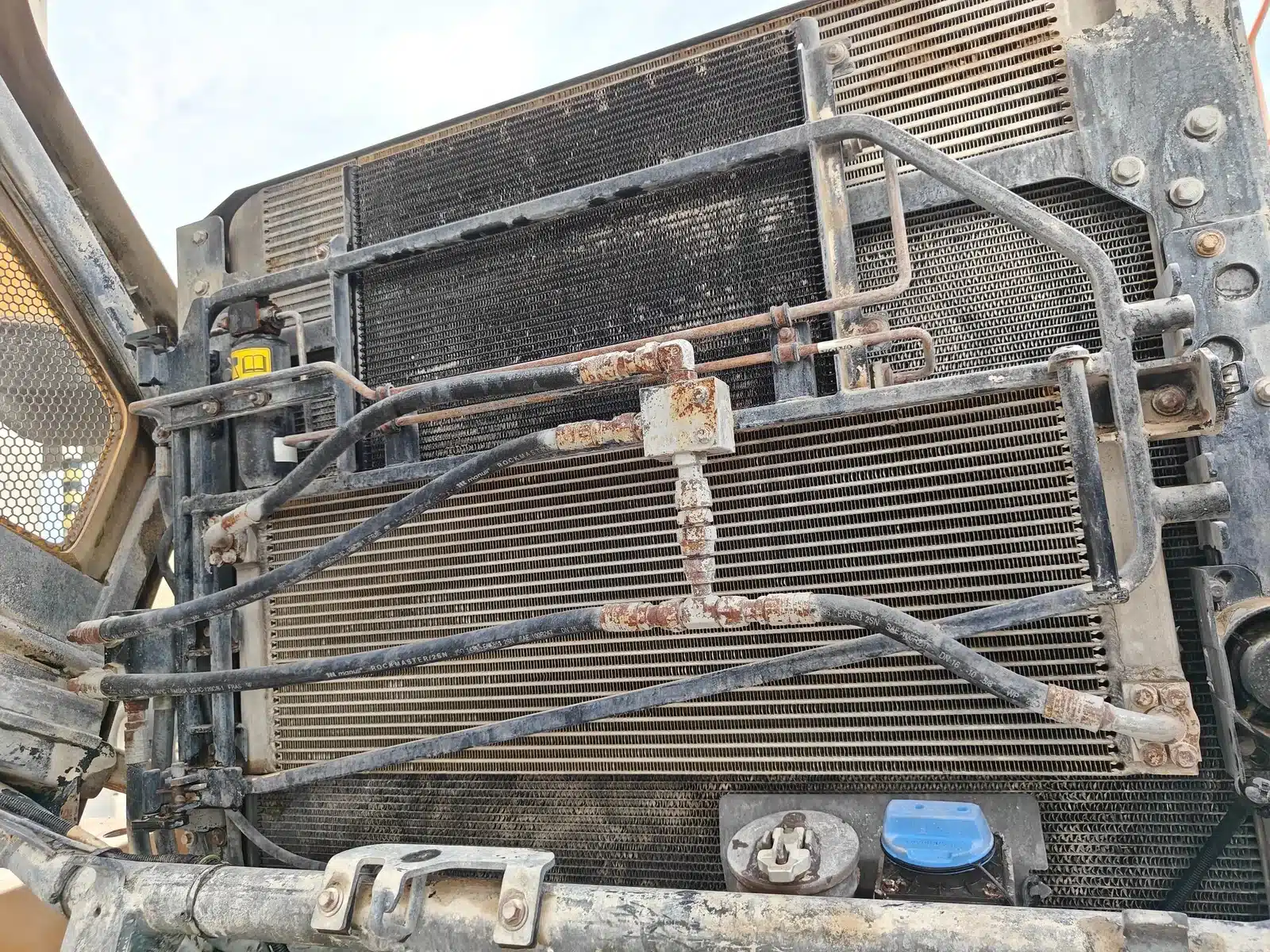 Radiador de maquinaria de obra pública obstruido antes de la limpieza