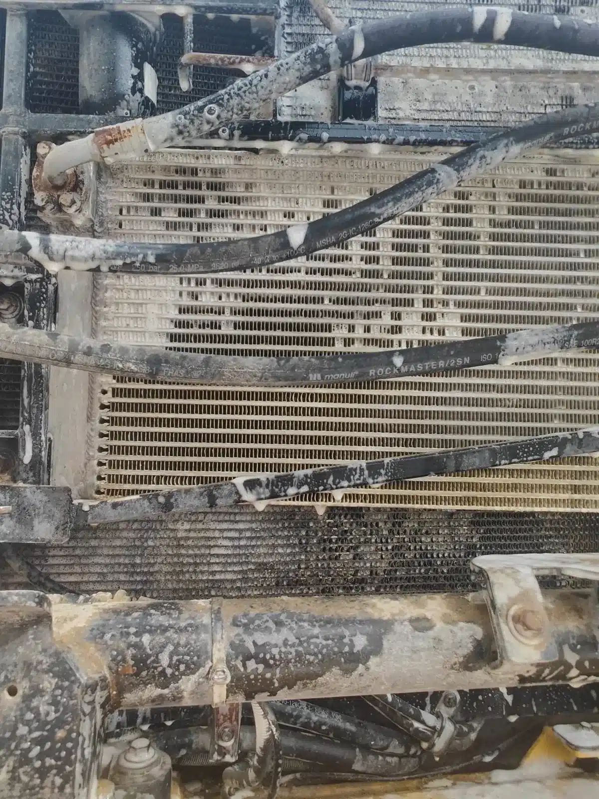 Proceso profesional de limpieza de radiadores en maquinaria de obra pública