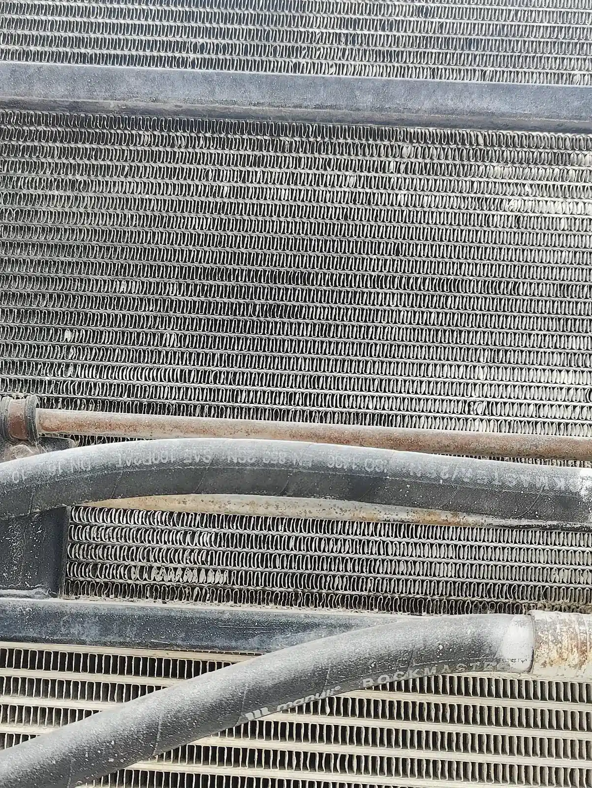Detalle de radiador limpio de maquinaria de obra pública con celdas abiertas