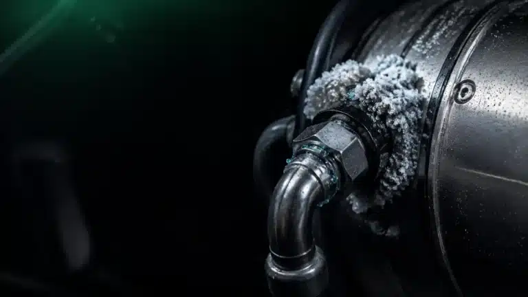 Cristales de urea alrededor de un componente del sistema SCR