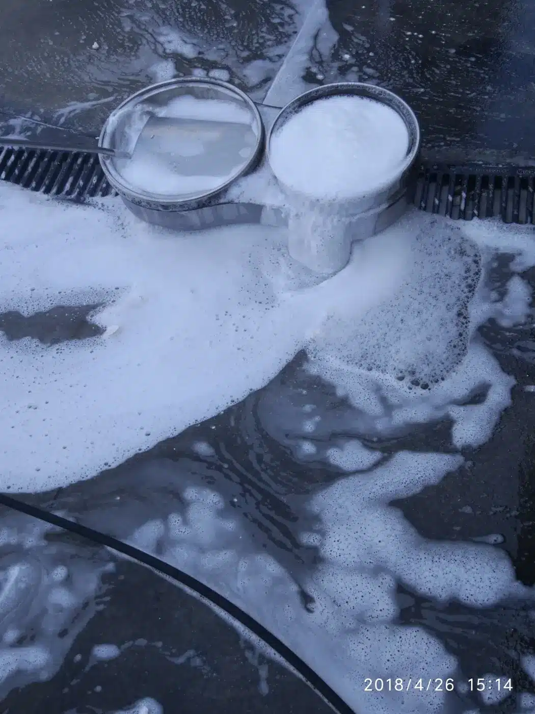 Aplicación de Ceramic Clean+ durante la limpieza de un módulo SCR