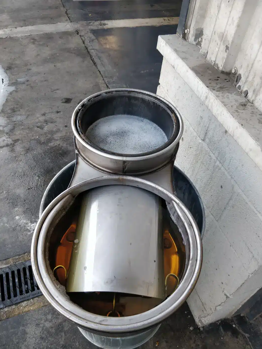 Conjunto DPF y catalizador durante la limpieza por inmersión con Ceramic Clean+