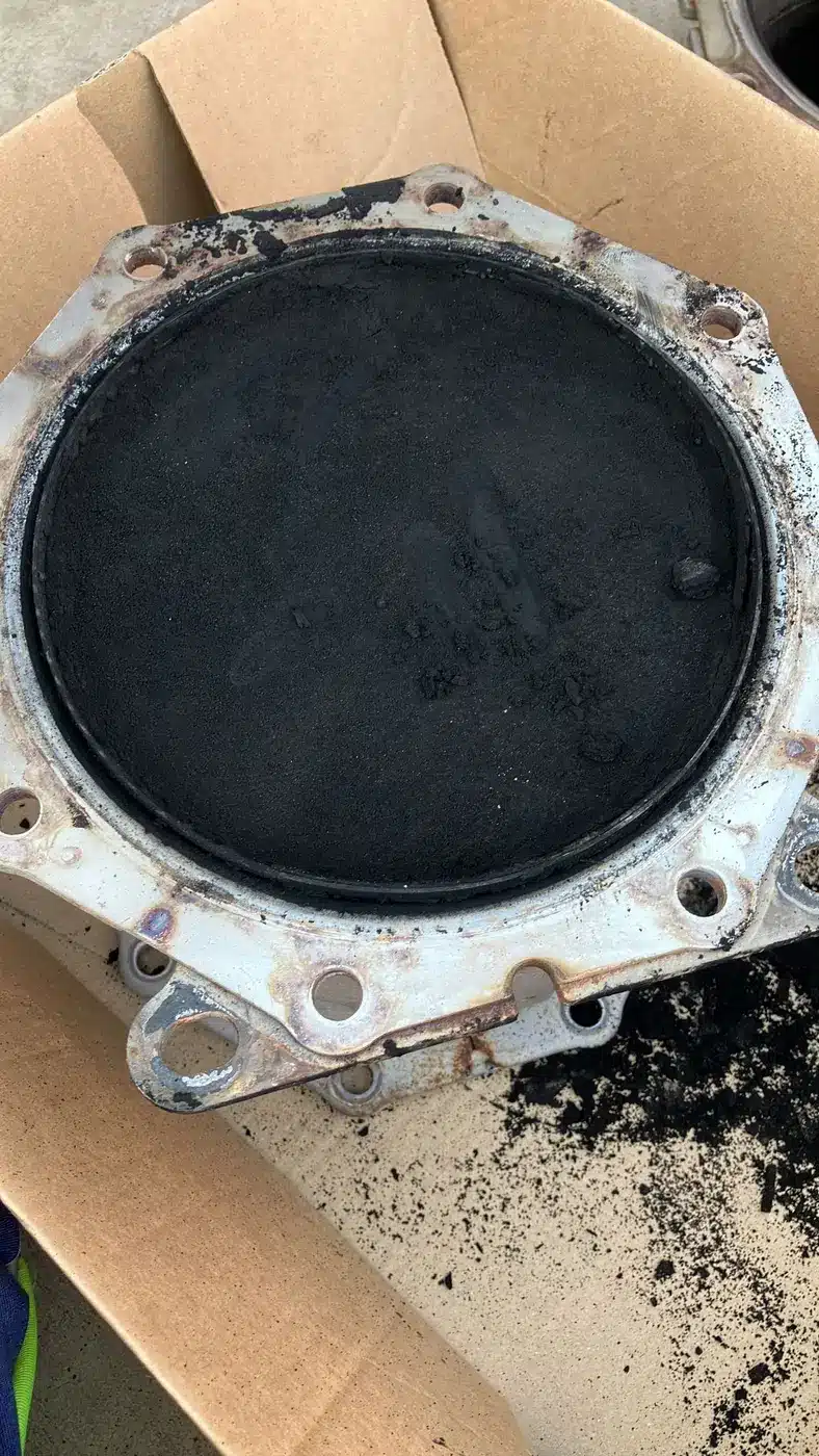 Filtro DPF Komatsu antes de la limpieza