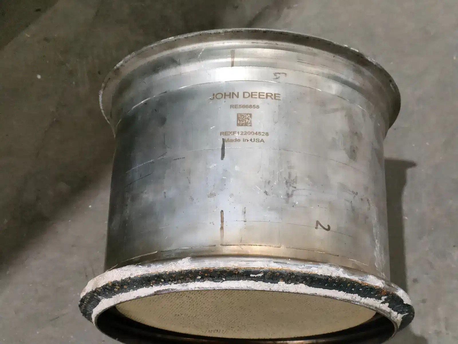 Filtro de partículas de maquinaria John Deere antes de la intervención