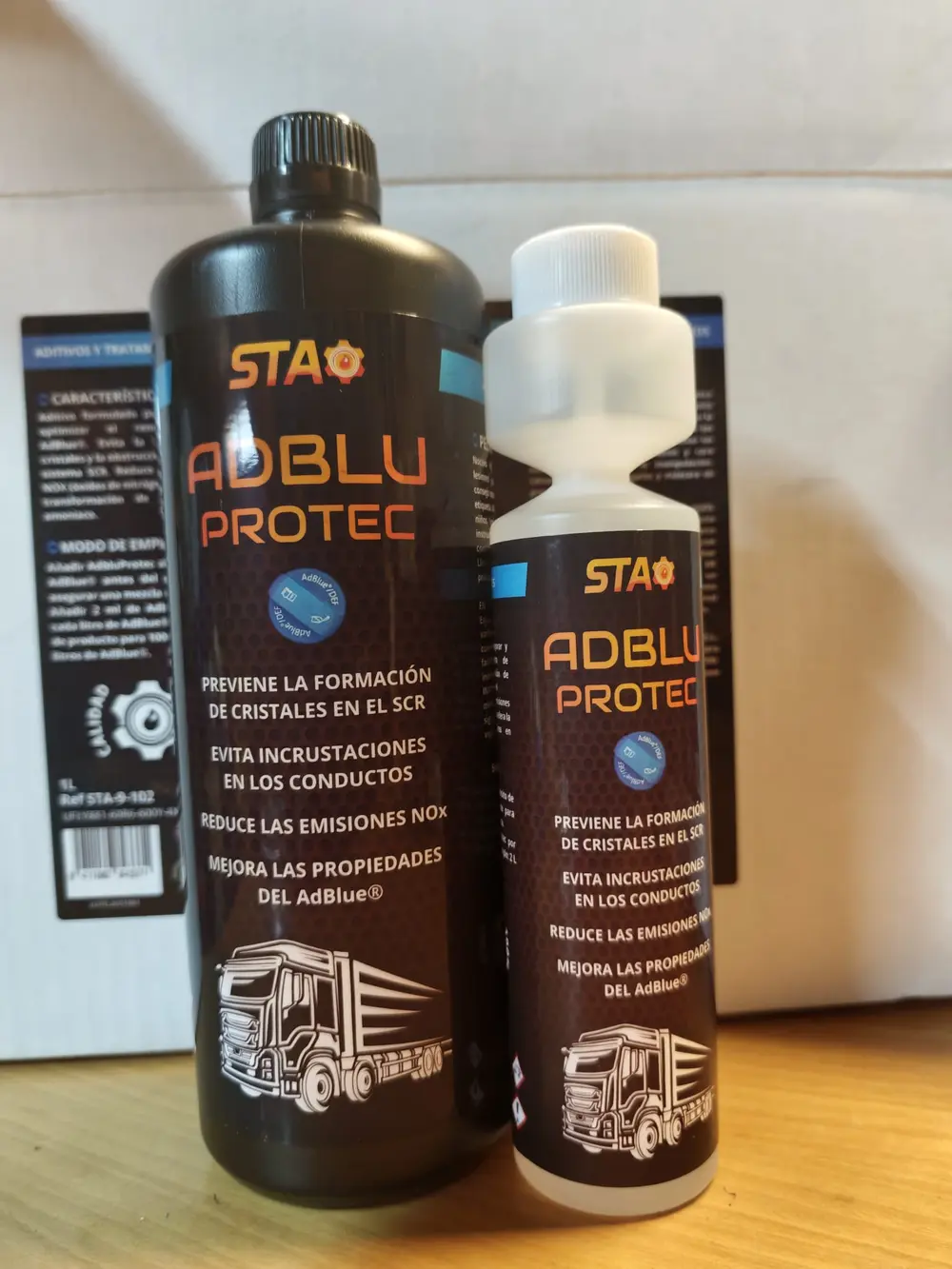 Envase de AdBlue PROTEC con dosificador para calcular la dosis