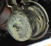 Punta de inyector AdBlue con depósitos visibles durante una inspección